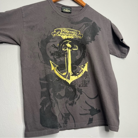 Disney Pirates of the Caribbean Dead Man’s Chest Grey Graphic Tee AA - Picture 2 of 7